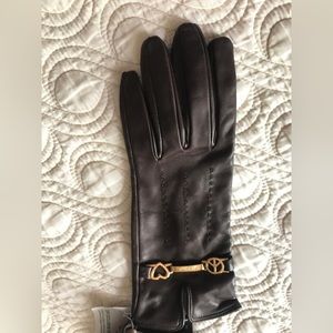 Moschino brown butter leather gloves with golden accents in sz 7. New with tags.